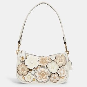 Coach Swinger 20 With Tea Rose Applique in Chalk/Brass